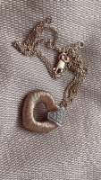 Krásný zlatý přívěs s diamanty 0,08 ct srdíčko